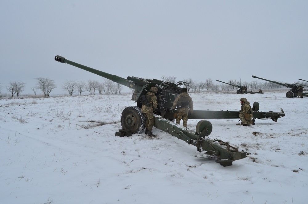 (04.19) Các chuyên gia quân sự Mỹ sẽ hướng dân phía Ukraine sử dụng hệ thống pháo Howitzer. (Nguồn: Reuters)