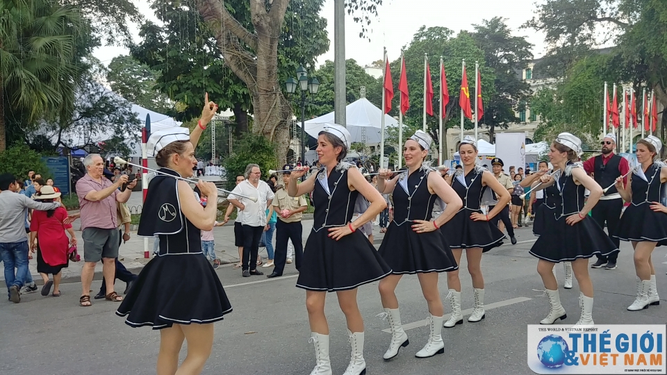 trai nghiem mot thoang nuoc bi giua long ha noi