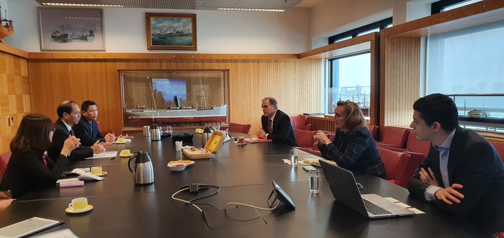 (05.01) Toàn cảnh buổi làm việc giữa Đại sứ Việt Nam tại Hà Lan Phạm Việt Anh và đại diện của STC ngày 28/4 tại Rotterdam. (Nguồn: Đại sứ quán Việt Nam tại Hà Lan)