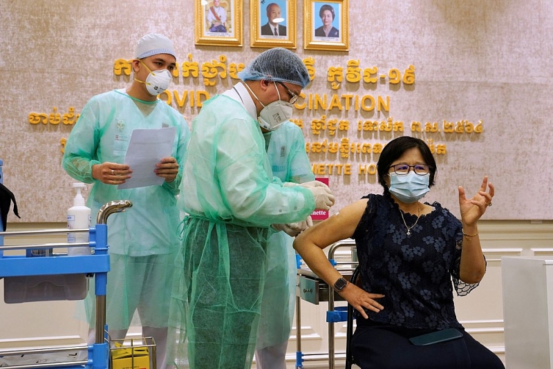 (05.01) Một người phụ nữ tiêm vaccine Covid-19 tại thủ đô Phnom Penh, Campuchia ngày 1/5. (Nguồn: Reuters)