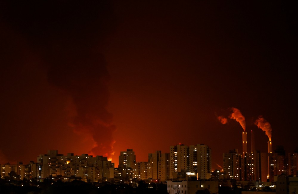 (05.12) Bầu trời rực đỏ vì khói và ánh sáng tên lửa tại Ashkelon, Israel ngày 11/5. (Nguồn: Reuters)