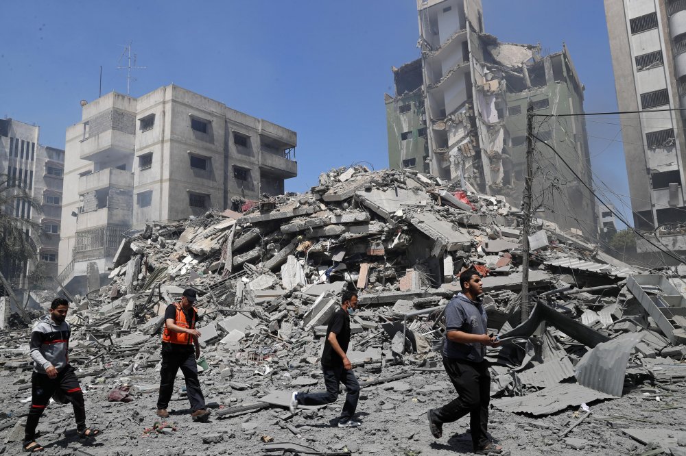 (05.17) Một tòa nhà đổ nát tại thành phố Gaza sau đợt không kích của Lực lượng phòng vệ Israel (IDF). (Nguồn: Reuters)