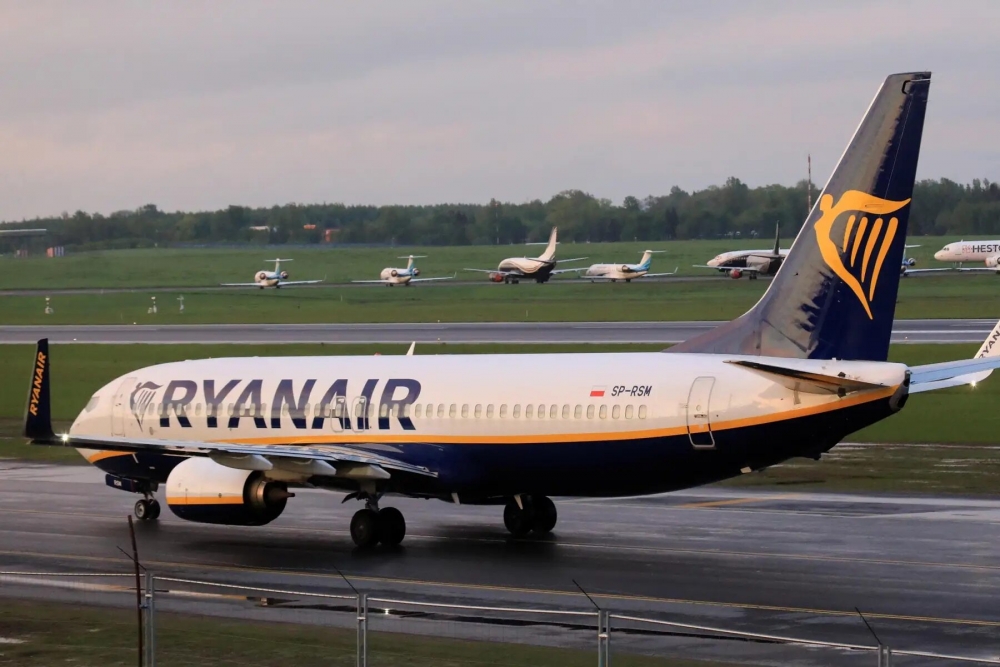 (05.24) Máy bay Airbus 737, số hiệu 4978 của RyanAir bay tới Vilnus (Lithuania) đã bị buộc phải hạ cánh ở Minsk (Belarus) do “quan ngại về việc bị đánh bom”. (Nguồn: EFE)