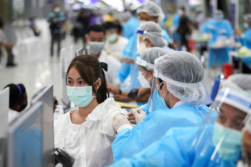 (05.30) Đa số người dân Thái Lan mong muốn chính phủ đẩy nhanh quá trình tiêm chủng vaccine Covid-19. (Nguồn Reuters)