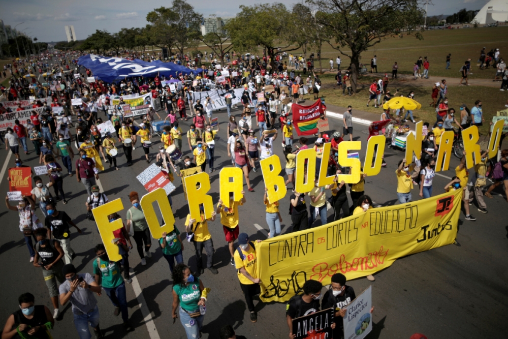 (05.31) Một cuộc tuần hành của người dân tại thành phố Brasilia, Brazil ngày 30/5 kêu gọi Tổng thống Jair Bolsonaro từ chức. (Nguồn: Reuters)