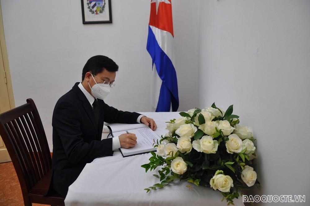 (05.09) Thứ trưởng Ngoại giao Hà Kim Ngọc ghi sổ tang viếng tại Đại sứ quán Cuba ở Hà Nội. (Ảnh: Minh Quân)
