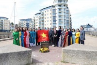 Đại sứ quán Việt Nam tại Anh dâng hoa tưởng niệm 132 năm ngày sinh Chủ tịch Hồ Chí Minh