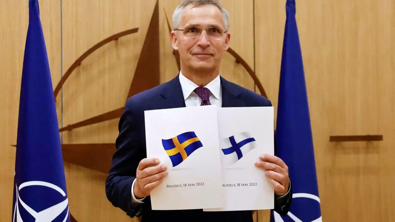 (05.18) Tổng Thư ký NATO Jens Stoltenberg tiếp nhận đơn xin gia nhập NATO của Phần Lan và Thụy Điển. (Nguồn: Reuters)