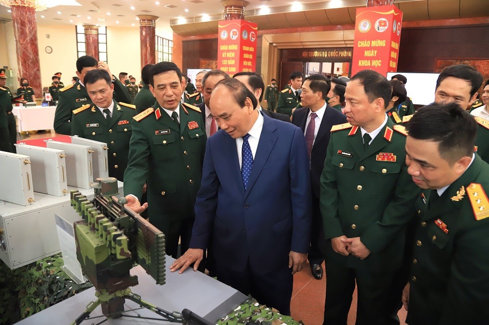 (05.19) Chủ tịch nước Nguyễn Xuân Phúc tham quan một số mô hình các công trình đạt giải.