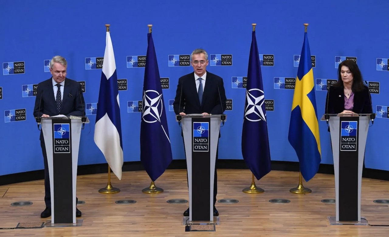 (05.20) Tổng Thư ký NATO Jens Stoltenberg, Ngoại trưởng Phần Lan Pekka Haavisto và người đồng cấp Thụy Điển Ann Linde trong họp báo chung tại trụ sở NATO ngày 24/1. (Nguồn: John Thys/AFP/Getty Images)