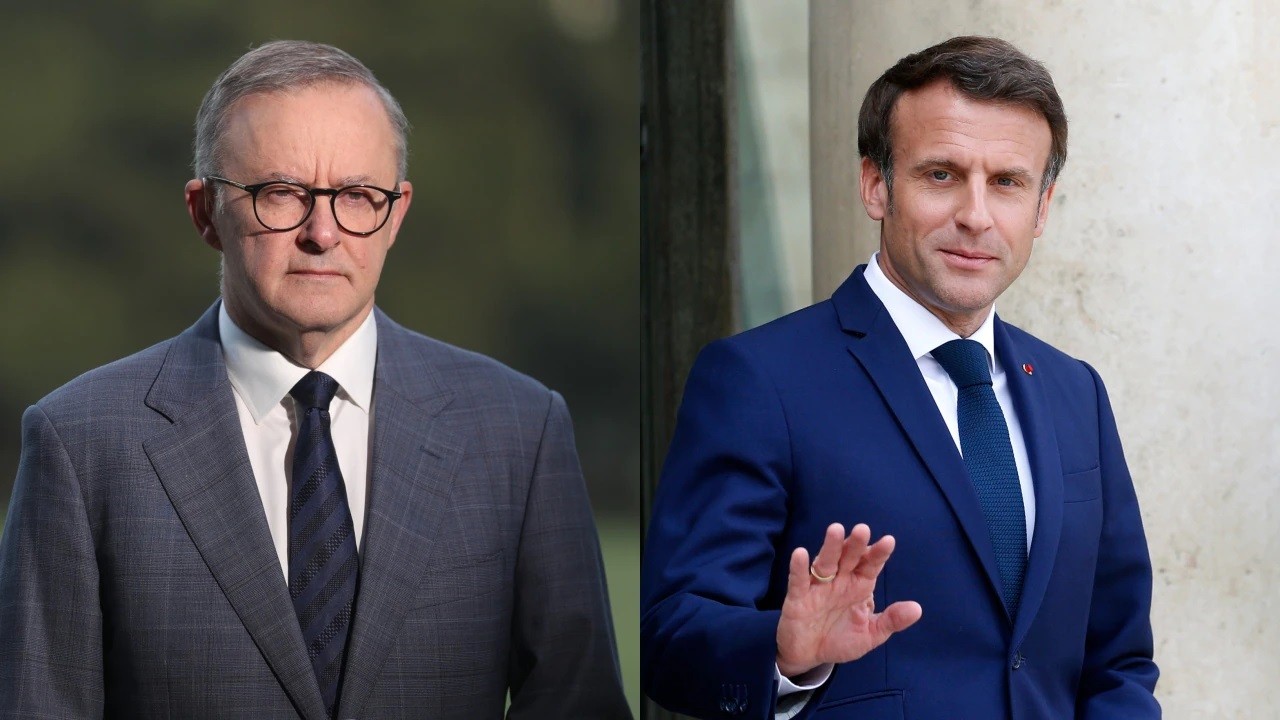 (05.30) Tổng thống Pháp Emmanuel Macron và Thủ tướng Australia Anthony Albanese đã có cuộc điện đàm, mong muốn hàn gắn quan hệ song phương. (Nguồn: NCA/Getty Images)