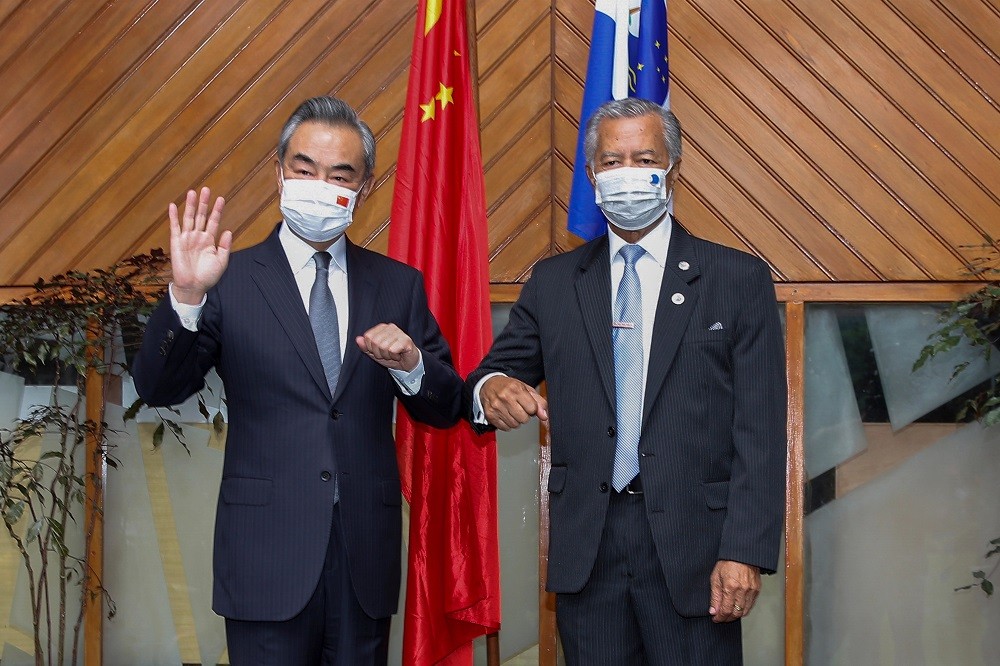 (05.31) Ngoại trưởng Trung Quốc Vương Nghị và Tổng Thư ký diễn đàn các quốc đảo Thái Bình Dương Henry Puma trong cuộc gặp gỡ ngày 29/5. (Nguồn: Tân Hoa xã)