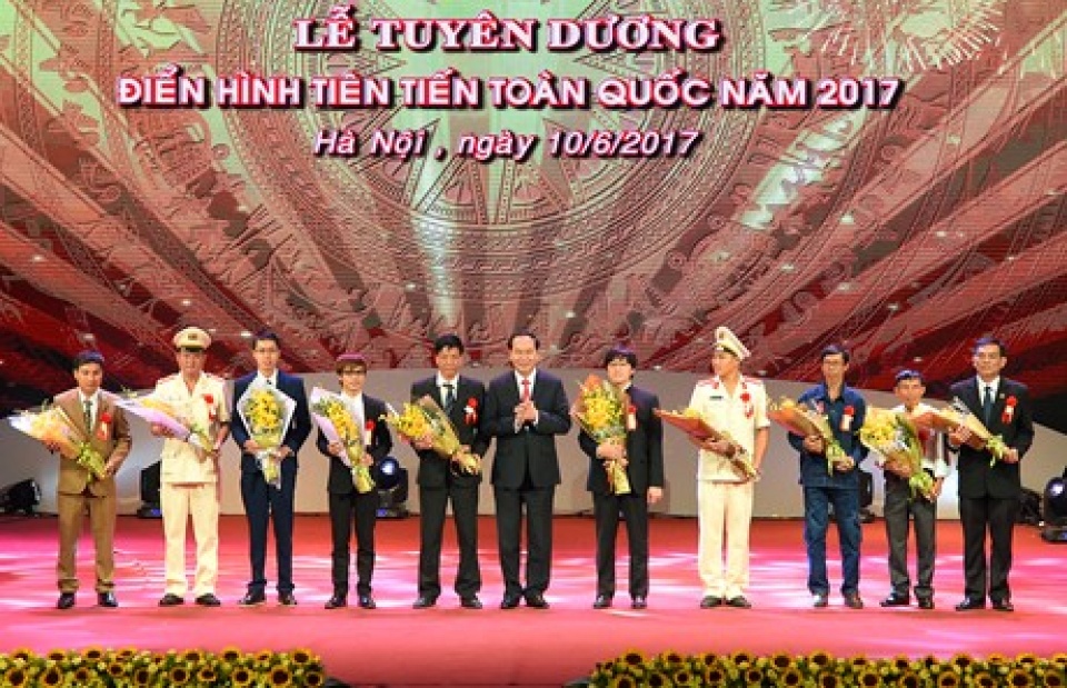 mot tam guong song hon tram bai dien van tuyen truyen