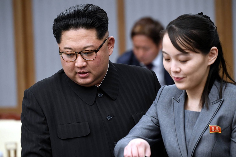 (6.24) Chủ tịch Triều Tiên Kim Jong-un và em gái Kim Yo-jong. (Nguồn: Reuters) 0058-26-9-baichinh-trieutien-2