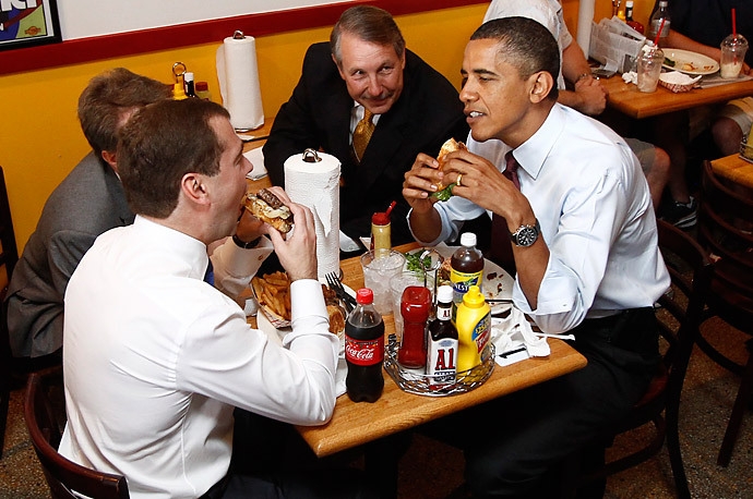 (06.06) Hình ảnh cựu Tổng thống Mỹ Barack Obama và cựu Tổng thống Nga Dmitry Medvedev cùng ngồi ăn trong một cửa hàng burger tại Mỹ. (Nguồn: Reuters)