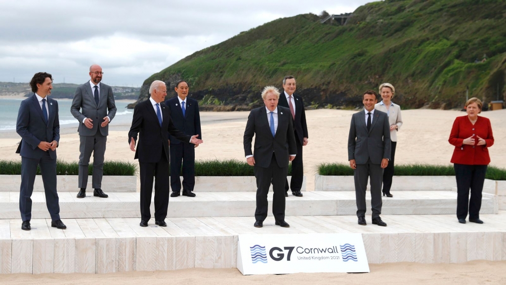 (06.11) Lãnh đạo các nền kinh tế G7 và đại diện của Liên minh châu Âu chuẩn bị chụp 'bức ảnh gia đình' tại bãi biển Vịnh Carbis, Cornwall, Anh ngày 11/6. (Nguồn: AP)