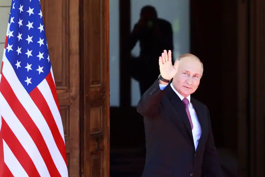 (06.16) Tổng thống Nga Vladimir Putin vẫy tay chào giới báo chí và người theo dõi. (Nguồn; Reuters)