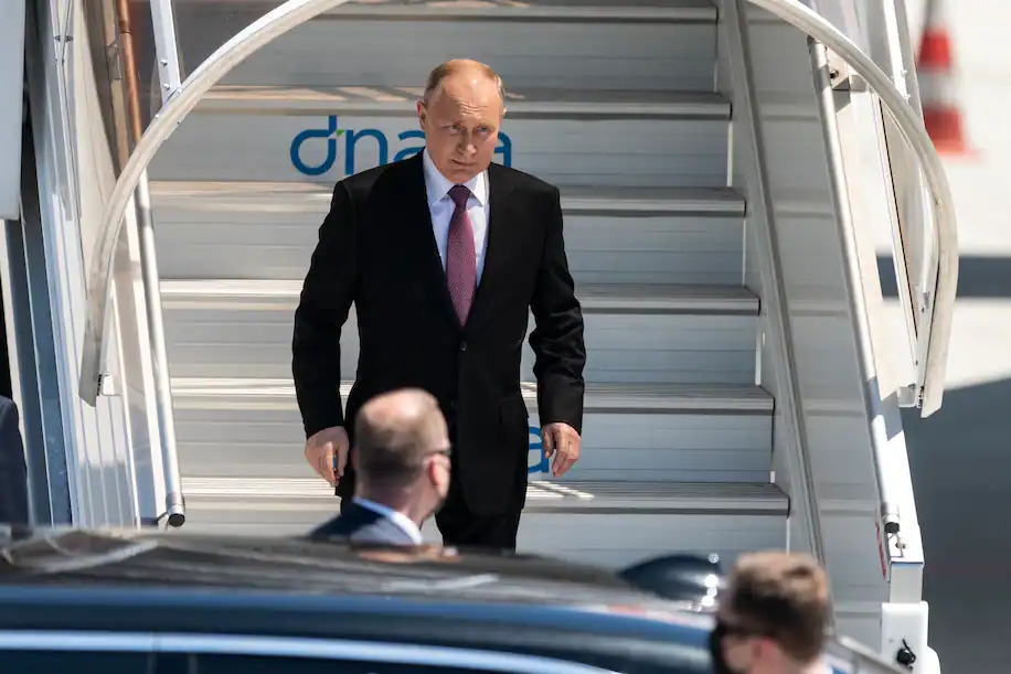 (06.16) Tổng thống Nga Vladimir Putin đặt chân xuống sân bay tại Geneva để tham dự cuộc thượng đỉnh. (Nguồn: New York Times)