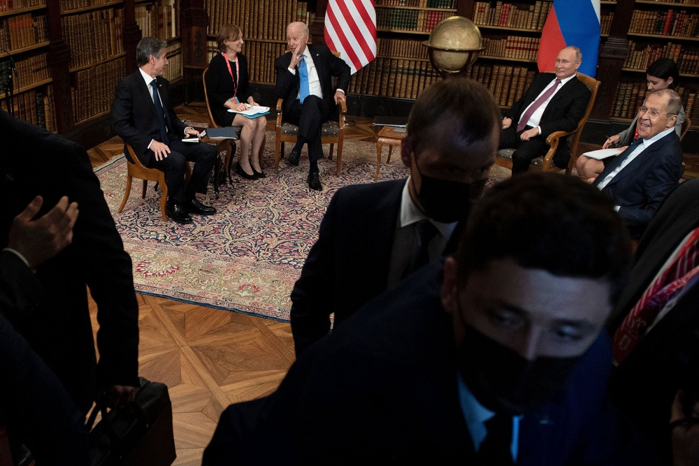 (06.16) Hai nhà lãnh đạo cùng ngoại trưởng Nga-Mỹ sau khi phóng viên ảnh rời đi. (Nguồn: AFP/Getty Images)