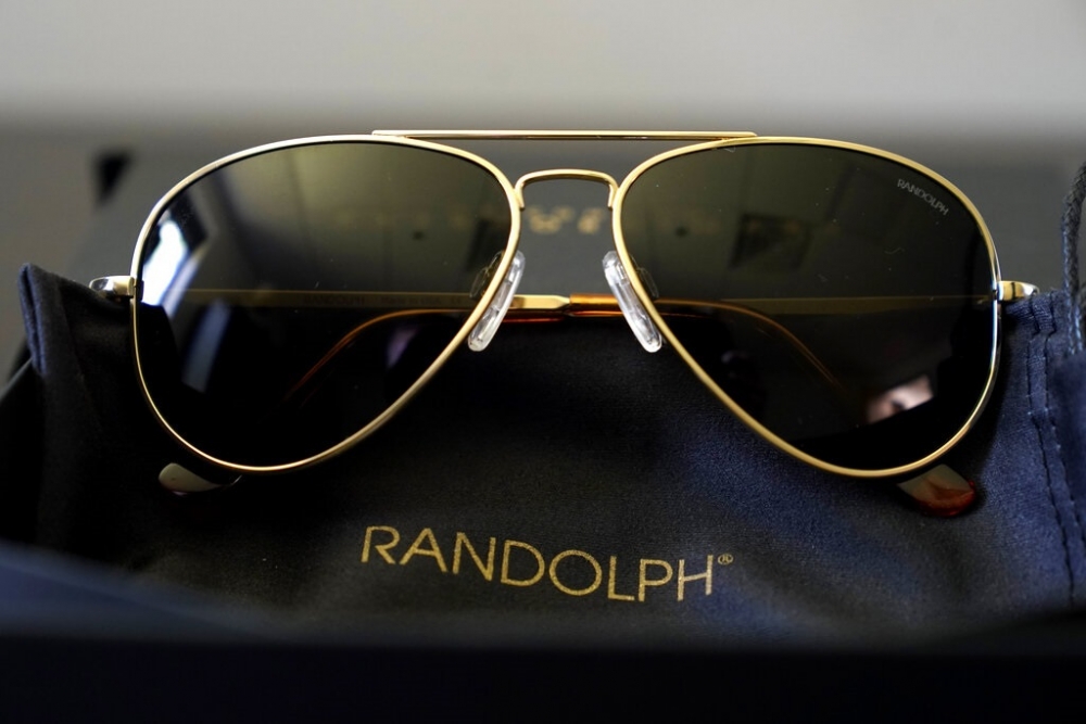 (06.16) Cặp kính râm Randolph được cho là món quà của Tổng thống Mỹ Joe Biden dành tặng người đồng cấp Nga Vladimir Putin tại Thượng đỉnh Nga-Mỹ ngày 16/6. (Nguồn: AP)