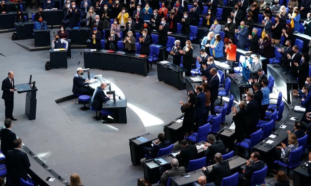 (06.07) Bài phát biểu của Thủ tướng Đức Olaf Scholz về thay đổi chính sách quốc phòng ngày 27/2 đã nhận được sự tán thưởng của Bundestag. (Nguồn: DW)