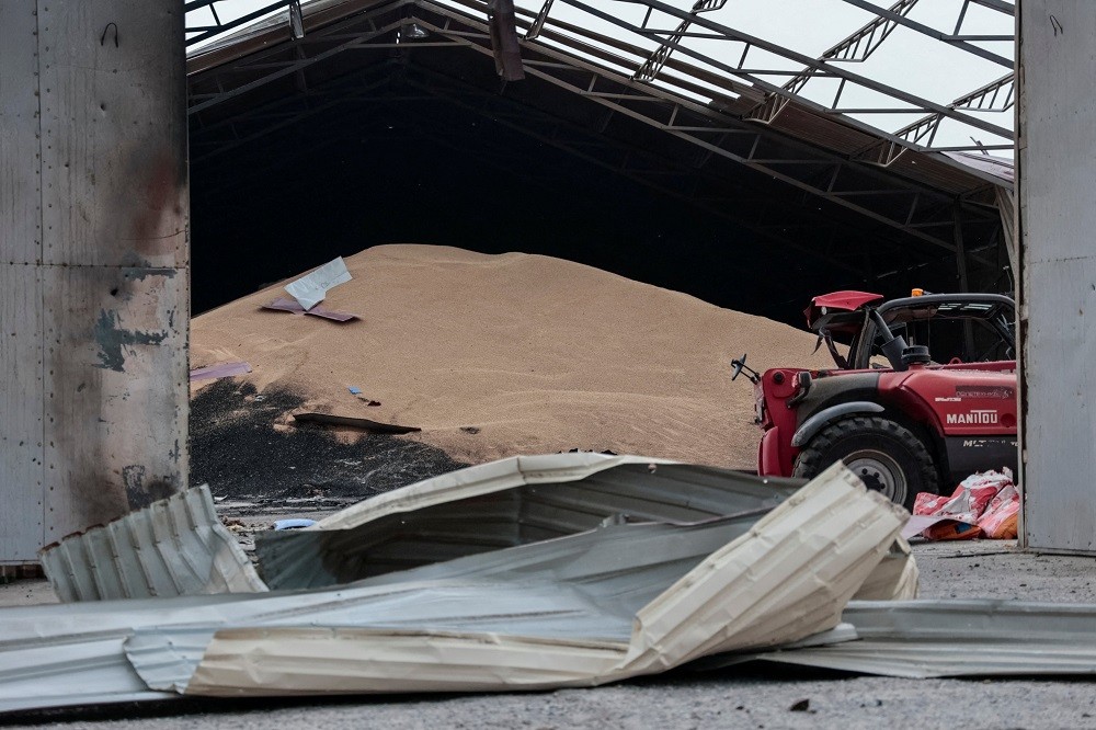 (06.08) Kho lúa mỳ trong nhà máy bị trúng đạn tại vùng Donetsk, Ukraine. (Nguồn: Reuters)