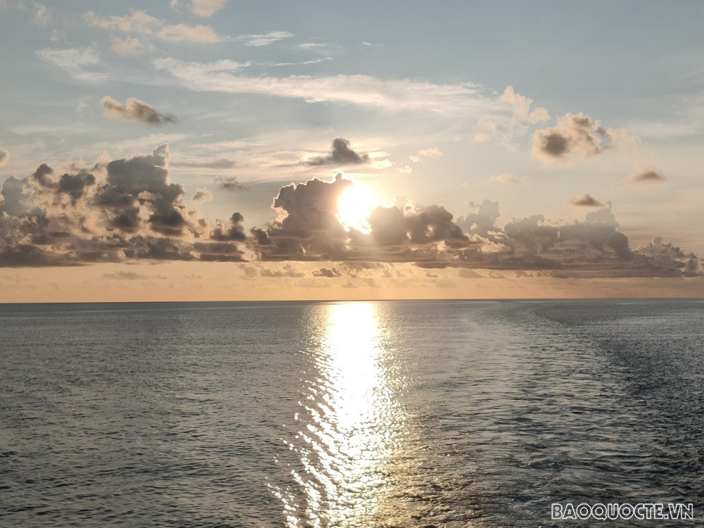 (06.08) Mặt trời lẩn khuất sau những đám mây trắng trên Biển Đông. (Ảnh: Minh Quân)