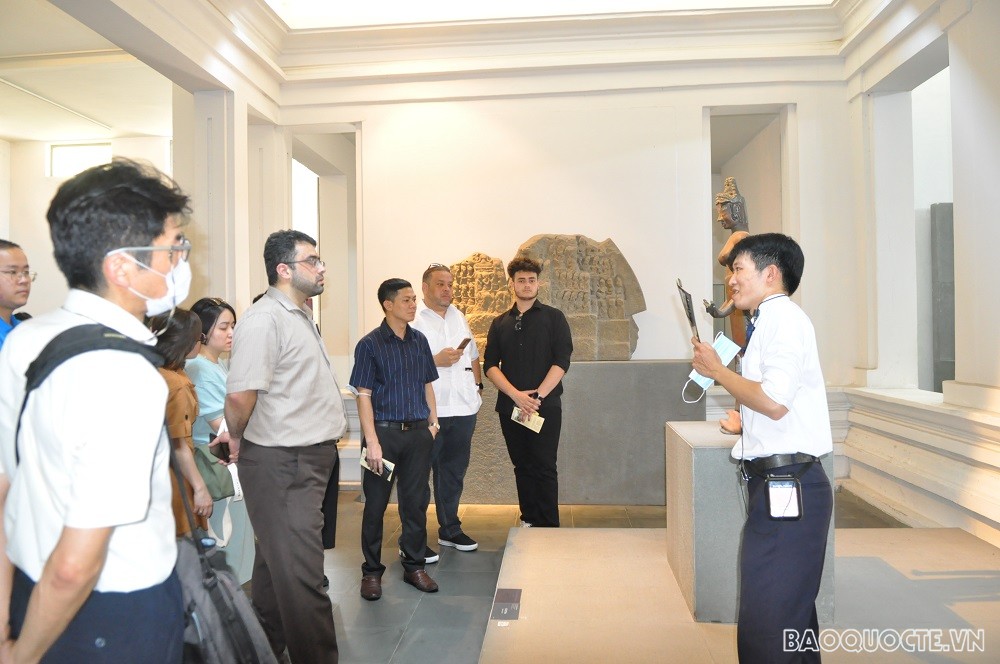 (06.28) Đoàn phóng viên báo chí nước ngoài và tùy viên báo chí thăm quan Bảo tàng Điêu khắc Chăm, Đà Nẵng. (Ảnh: Minh Quân)