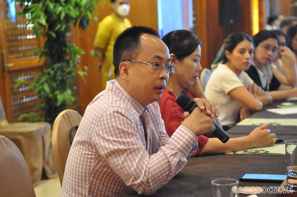 (06.28) Trưởng đoàn, Phó Vụ trưởng Vụ Thông tin Báo chí Đoàn Khắc Việt chia sẻ tại buổi gặp gỡ đại diện Sở Du lịch và Trung tâm Xúc tiến Du lịch thành phố Đà Nẵng. (Ảnh: Minh Quân)