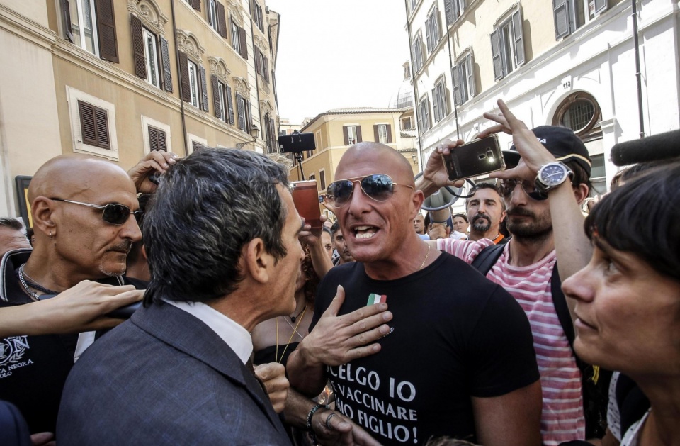 italy nguoi dan phan doi tiem vaccine tan cong nghi si