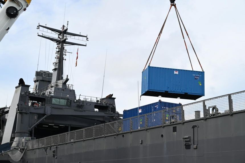 (07.11) Singapore điều tàu Hải quân mang vật tư để hỗ trợ Indonesia chống dịch Covid-19. (Nguồn: Bộ Quốc phòng Singapore)