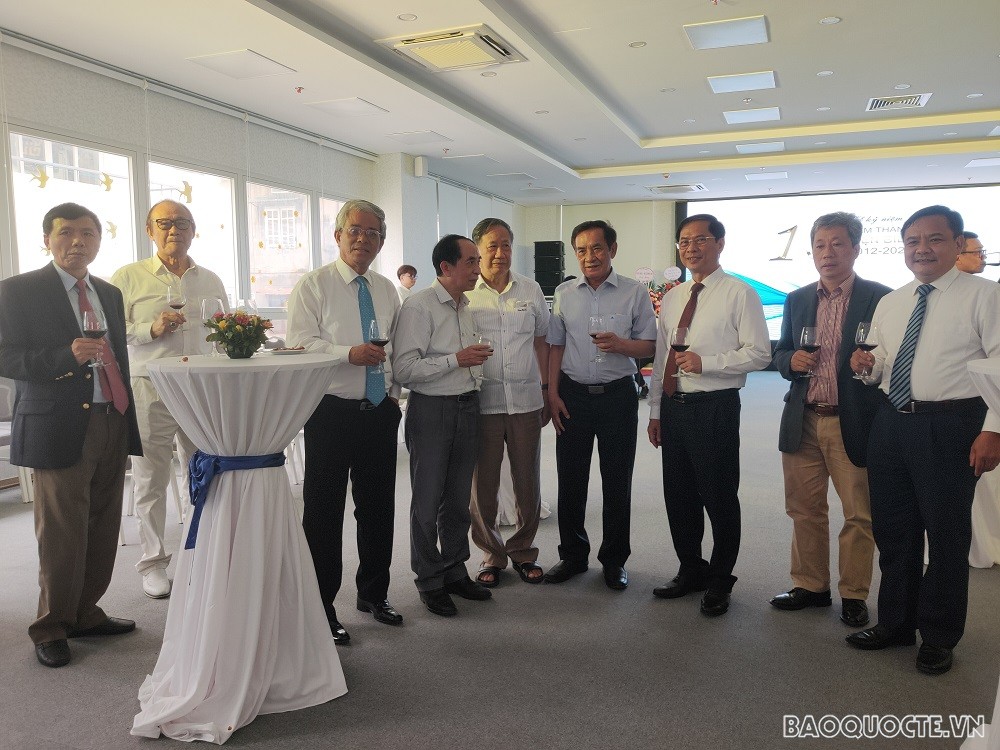 (07.01) Các khách mời, lãnh đạo Bộ nâng ly chúc mừng tại lễ kỷ niệm 10 năm thành lập Viện Biển Đông. (Ảnh: Minh Quân)