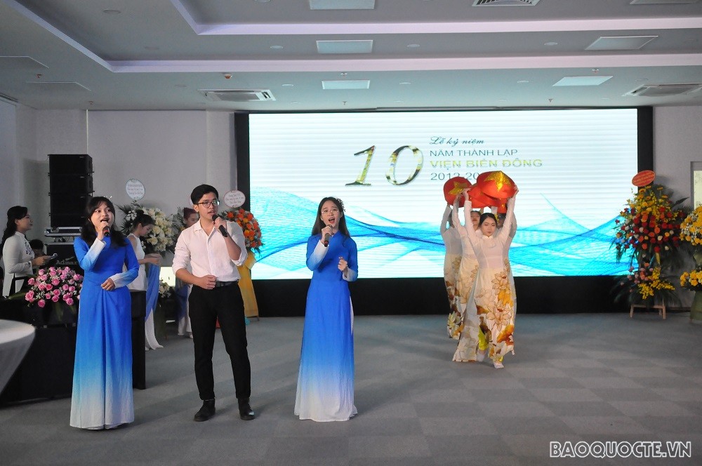 (07.01) Biểu diễn văn nghệ chào mừng lễ kỷ niệm 10 năm thành lập Viện Biển Đông. (Ảnh: Minh Quân)