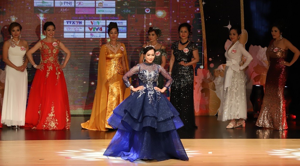 Các phu nhân đã mang đến cho khán giả nhiều phần trình diễn độc đáo và đẹp mắt. (Ảnh: TTXVN)