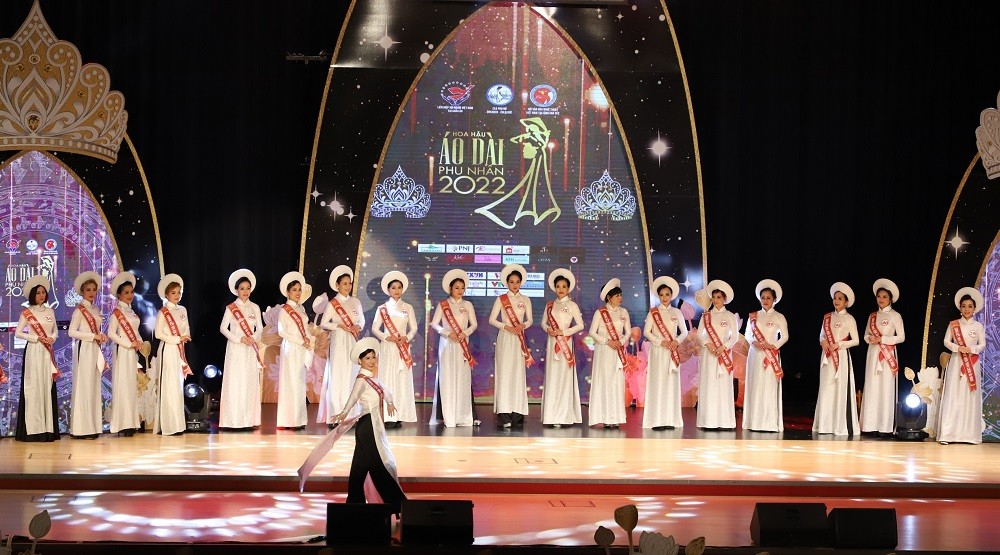 Các phu nhân trong bộ áo dài truyền thống của Việt Nam. (Nguồn: TTXVN)