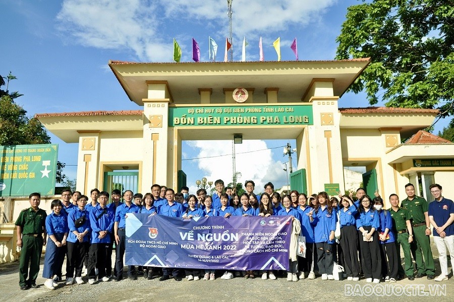 (07.18) Đoàn cán bộ trẻ, thanh niên, đoàn viên Bộ và sinh viên Học viện Ngoại giao chụp ảnh lưu niệm tại đồn Pha Long. (Ảnh: Duy Quang)