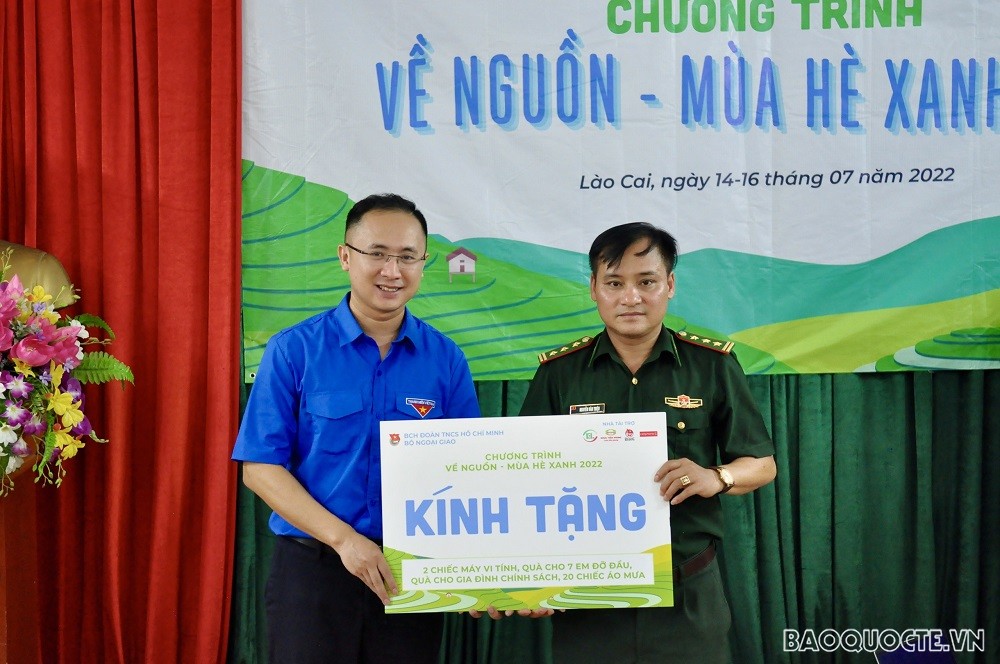 (07.18) Chính trị viên đồn Pha Long, Thượng tá Nguyễn Văn Thiệu tiếp nhận phần quà do trường đoàn, Phó Bí thư Đoàn Thanh niên Bộ Ngoại giao trao tặng. (Ảnh: Duy Quang)