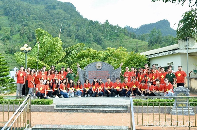 (07.18) Đoàn cán bộ trẻ, thanh niên, đoàn viên Bộ và sinh viên Học viện Ngoại giao chụp ảnh lưu niệm trước bia trấn ải tại đồn Pha Long. (Ảnh: Duy Quang)