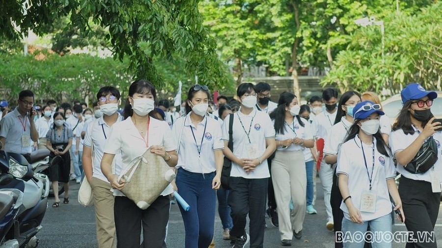 Thanh niên kiều bào thăm Khu Di tích Phủ Chủ tịch
