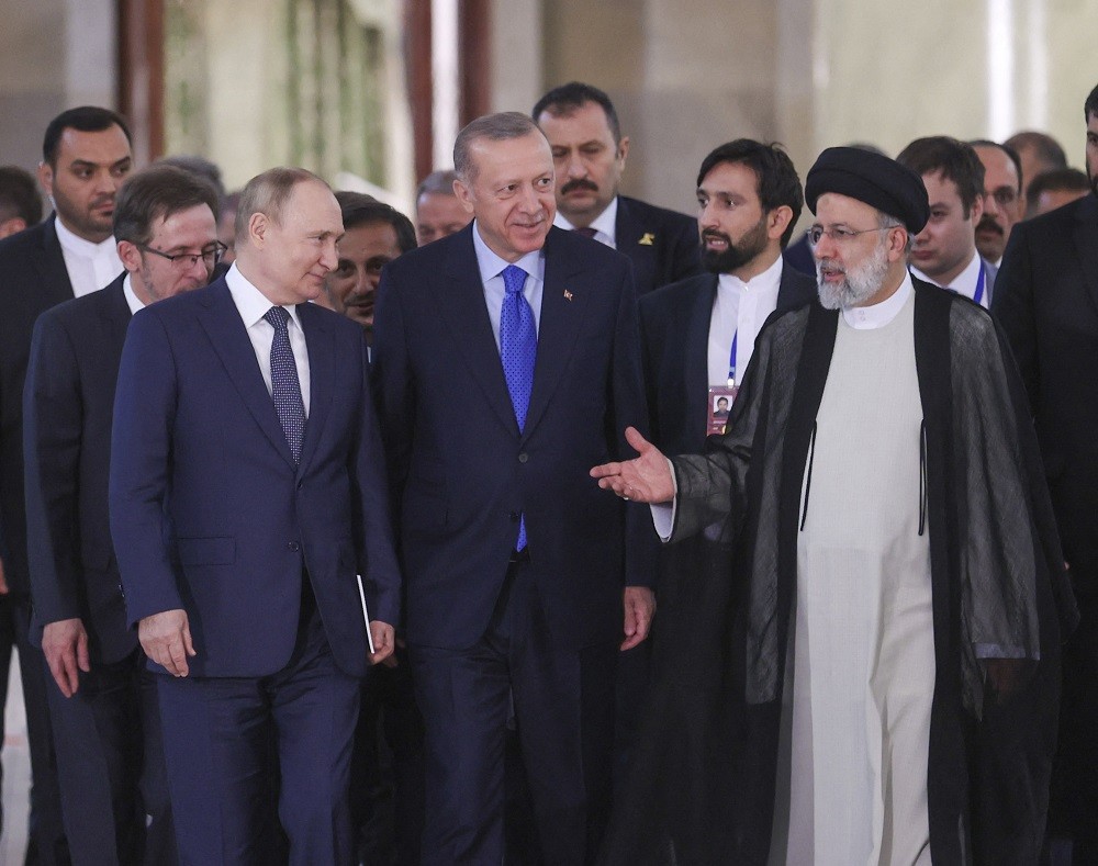 (07.20) Tổng thống Nga Vladimir Putin (trái), Tổng thống Thổ Nhĩ Kỳ Tayyip Erdogan và người đồng cấp Iran Ebrahim Raisi ngày 19/7/2022. (Nguồn: AFP)
