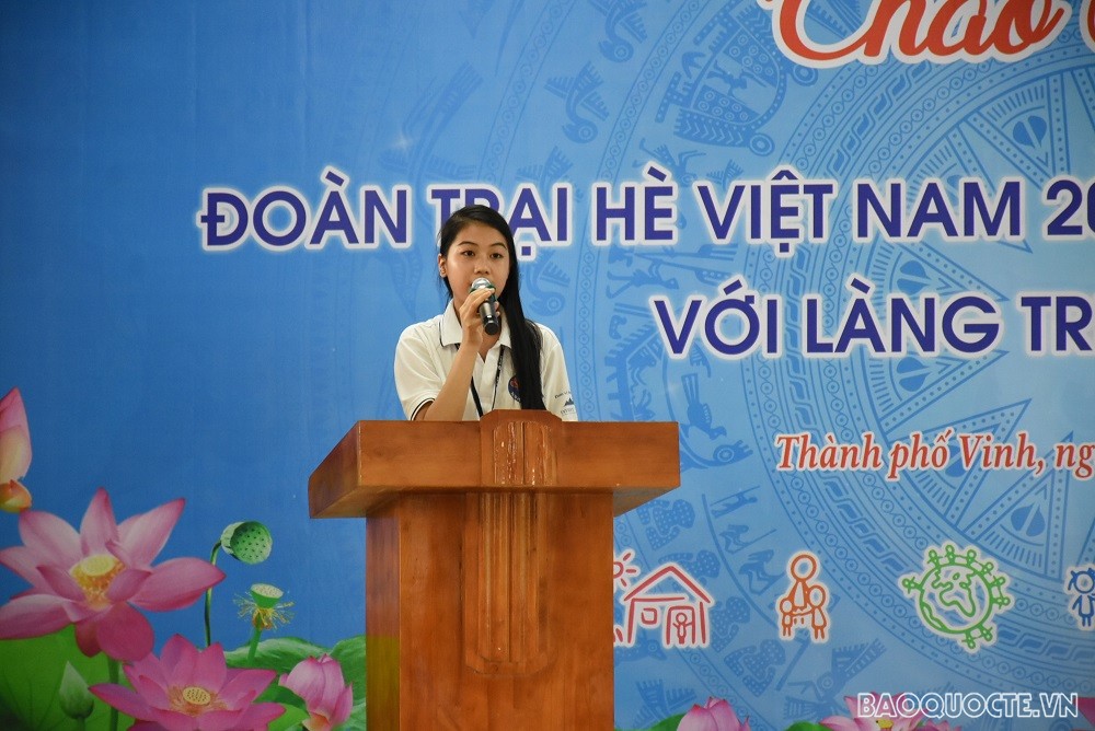 (07.21) Bạn Hoàng Thảo Sandra bày tỏ sự xúc động trước sự tiếp đón của làng trẻ em SOS Vinh với thanh niên kiều bào. (Ảnh: Minh Quân) (07.21) Bạn Hoàng Thảo Sandra bày tỏ sự xúc động trước sự tiếp đón của làng trẻ em SOS Vinh với thanh niên kiều bào. (Ảnh: Minh Quân)