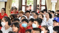 Thanh niên kiều bào mang tiếng cười đến làng trẻ SOS Vinh