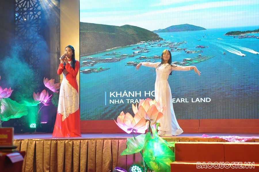 (07.22) Bạn Hoàng Thảo Sandra và bạn Hoàng Xuân Mai với bài hát Hello Vietnam đầy cảm xúc. (Ảnh: Minh Quân)