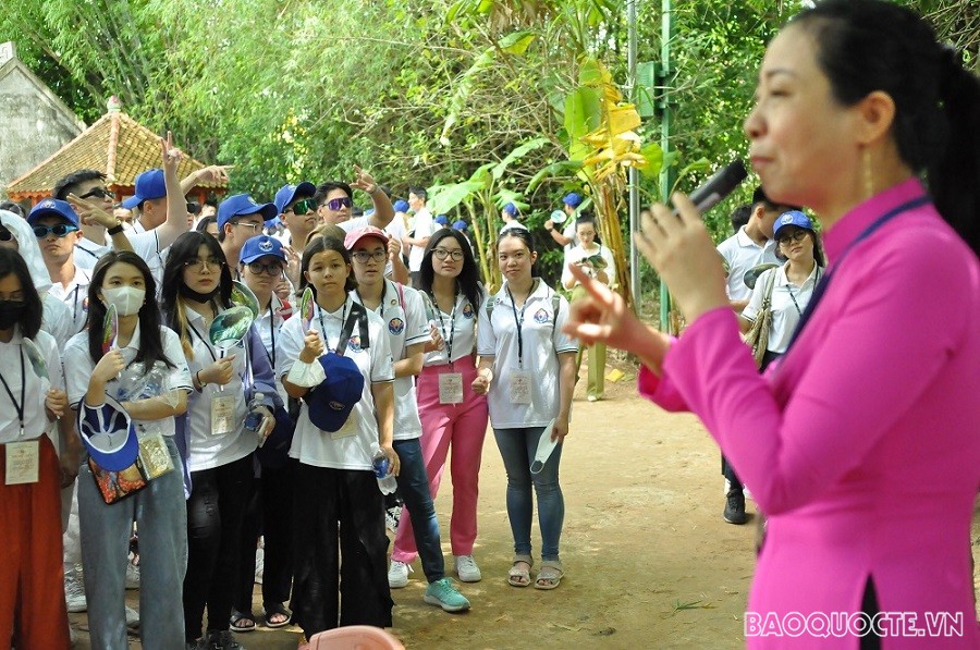 (07.23) Các thanh niên, kiều bảo trẻ lắng nghe hướng dẫn viên chia sẻ những câu chuyện về gia đình của Bác, từ đỏ hiểu thêm về hoàn cảnh, những động lực, song cũng là trăn trở của Người trong hành trình cứu nước. (Ảnh: Minh Quân) (07.23) Các thanh niên, kiều bảo trẻ lắng nghe hướng dẫn viên chia sẻ những câu chuyện về gia đình của Bác, từ đỏ hiểu thêm về hoàn cảnh, những động lực, song cũng là trăn trở của Người trong hành trình cứu nước. (Ảnh: Minh Quân)