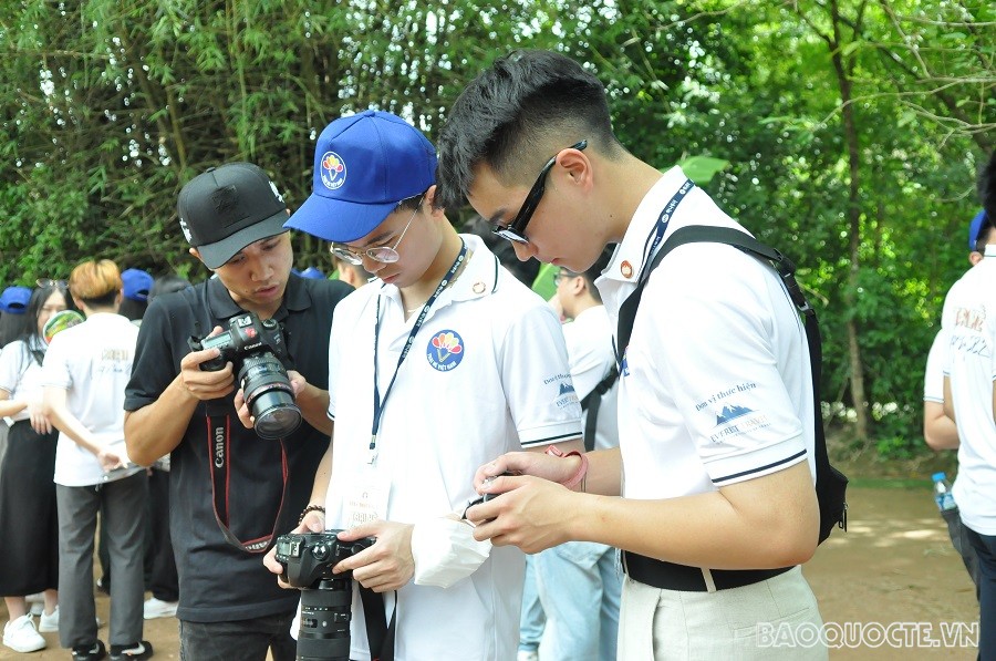 (07.23) Các thanh niên, kiều bảo trẻ chia sẻ những tấm ảnh đẹp, ý nghĩa trong lần về thăm quê Bác. (Ảnh: Minh Quân) (07.23) Các thanh niên, kiều bảo trẻ chia sẻ những tấm ảnh đẹp, ý nghĩa trong lần về thăm quê Bác. (Ảnh: Minh Quân)