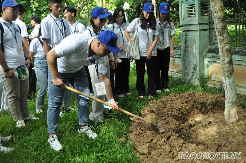 (07.23) Đại diện thanh niên, kiều bào trẻ trồng cây lưu niệm tại Khu Di tích. (Ảnh: Minh Quân) (07.23) Đại diện thanh niên, kiều bào trẻ trồng cây lưu niệm tại Khu Di tích. (Ảnh: Minh Quân)