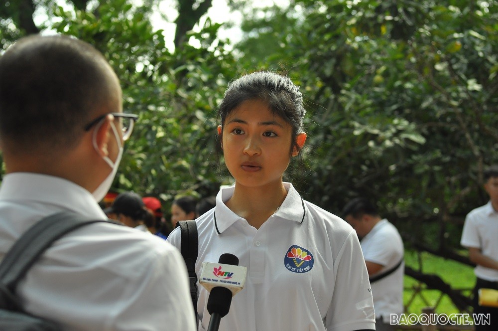 (07.23) Bạn Nguyễn Phương Anh từ Séc chia sẻ cảm xúc trong lần đầu về thăm quê Bác. (Ảnh: Minh Quân) (07.23) Bạn Nguyễn Phương Anh từ Séc chia sẻ cảm xúc trong lần đầu về thăm quê Bác. (Ảnh: Minh Quân)