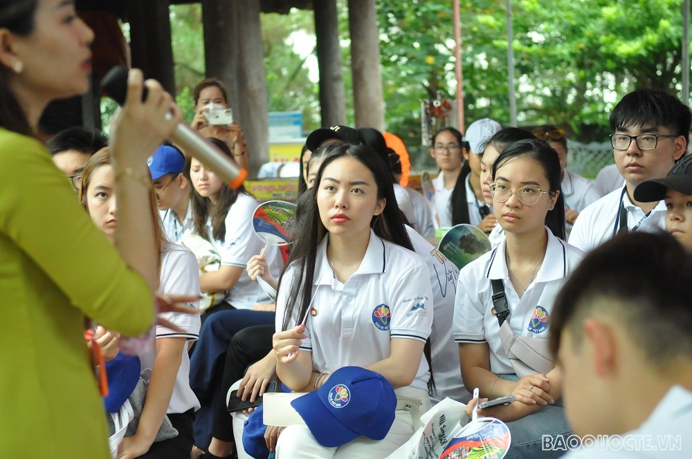 (07.23) Các đại biểu chăm chú lắng nghe những mẩu chuyện về thân thế, sự nghiệp của vua Quang Trung. (Ảnh: Minh Quân)