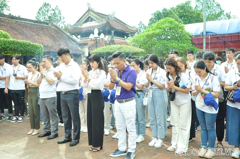 (07.23) Các thanh niên, kiều bào trẻ, lãnh đạo Ủy ban Nhà nước về người Việt Nam ở nước ngoài, lãnh đạo Sở Ngoại vụ tỉnh cùng đại diện đoàn thanh niên thành phố Vinh dâng hương tại Đền thờ vua Quang Trung. (Ảnh: Minh Quân)