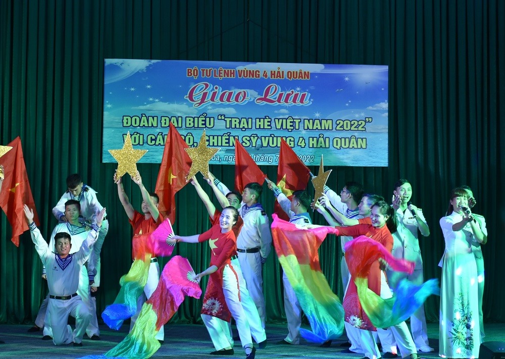 (07.31) Tiết mục văn nghệ do đoàn cán bộ, chiến sỹ Hải quân vùng 4 biểu diễn để chào mừng đoàn thanh niên, kiều bảo trẻ Trại hè Việt Nam 2022. (Ảnh: Trọng Lạc)